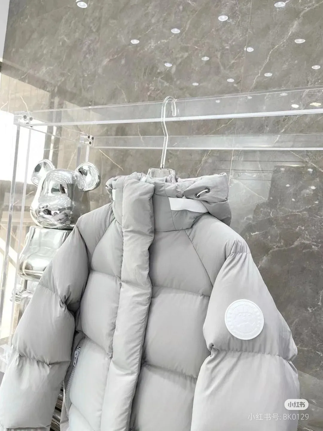 P760 Capsule Series #Exclusive First Release #𝘾𝘼𝙉𝘼𝘿𝘼 𝙂𝙊𝙊𝙎𝙀𝙅𝙪𝙣𝙘𝙩𝙞𝙤𝙣 Top Original Core Private Chat CANADA GOOSE White Label STELS Series Junction Pastel Parker Top Original Product color: Beichen white, melting water blue, stone gray, soft light pink, moonlight lime Size: XS, S, M, L, XL Junction Parker pastel light weight, warm. The Junction Parker is made from soft EnduraLuxe fabric with CORDURA for added durability in high-wear areas, making it lightweight and durable. Features a removable hood for easy transition into warmer weather. Featuring white trim, this parka complements the muted fabric colors and brings a breath of fresh air into the colder months.  Materials List: Details Product Features Removable premium insulated hood is two-way adjustable and padded with down for greater softness around the head and neck Length: Hip-length and warm.  Fabric: Wear-resistant knitting technology: CORDURA fabric is used to reinforce wear-prone areas to improve durability. The inner strap can be worn on the shoulders to free up your hands. The down placket is designed with an invisible snap button closure above the two-way zipper to prevent wind and warmth. Unzips from the bottom to increase range of motion or improve breathability Ribbed knit cuffs add comfort and lock in heat Internal drawstring at hem to block cold wind 3 exterior pockets: Fleece-lined handwarmer pockets with two-way zipper closure for easy access to items. Security pocket with zipper closure under the fly · 2 internal pockets: drop-in pocket Note: As we all know, the original version is made of 80% white duck down, and the fill power refers to the cubic inches of volume occupied by each ounce (30 grams) of down under certain conditions. If one ounce of down occupies 500 cubic inches, the fill power of the down is 500. So we can simply understand it as: fill power is the volume of down, and the volume of down is fill power. The higher the fill power of down, it means that under the same filling amount, down can fix a larger volume of air layer to keep warm and insulate, so the warmth retention of down is better.  Summary: Note: Some merchants add waste silk, 50 velvet, hand-feel velvet, etc. to the filling in order to maximize profits during the production process! It is said to be 90% white duck down, purchasing agent level, or even more exaggeratedly said to be 90% white goose down, to fool the layman! (You can consult the official website. All styles are made of white duck down.) At the same time, I will teach you a more practical trick: buy one from Tmall, and buy another from a merchant you trust at the same time, and come back to compare the details. (Tmall provides 7-day no-reason return and exchange, and MT does not affect secondary sales and provides 15-day no-reason return and exchange.) ⚠️ Remember the principle of getting what you pay for! Don't be greedy for small gains, or you will suffer big losses! Every customer is welcome to ask questions and we will continue to improve product quality and service!